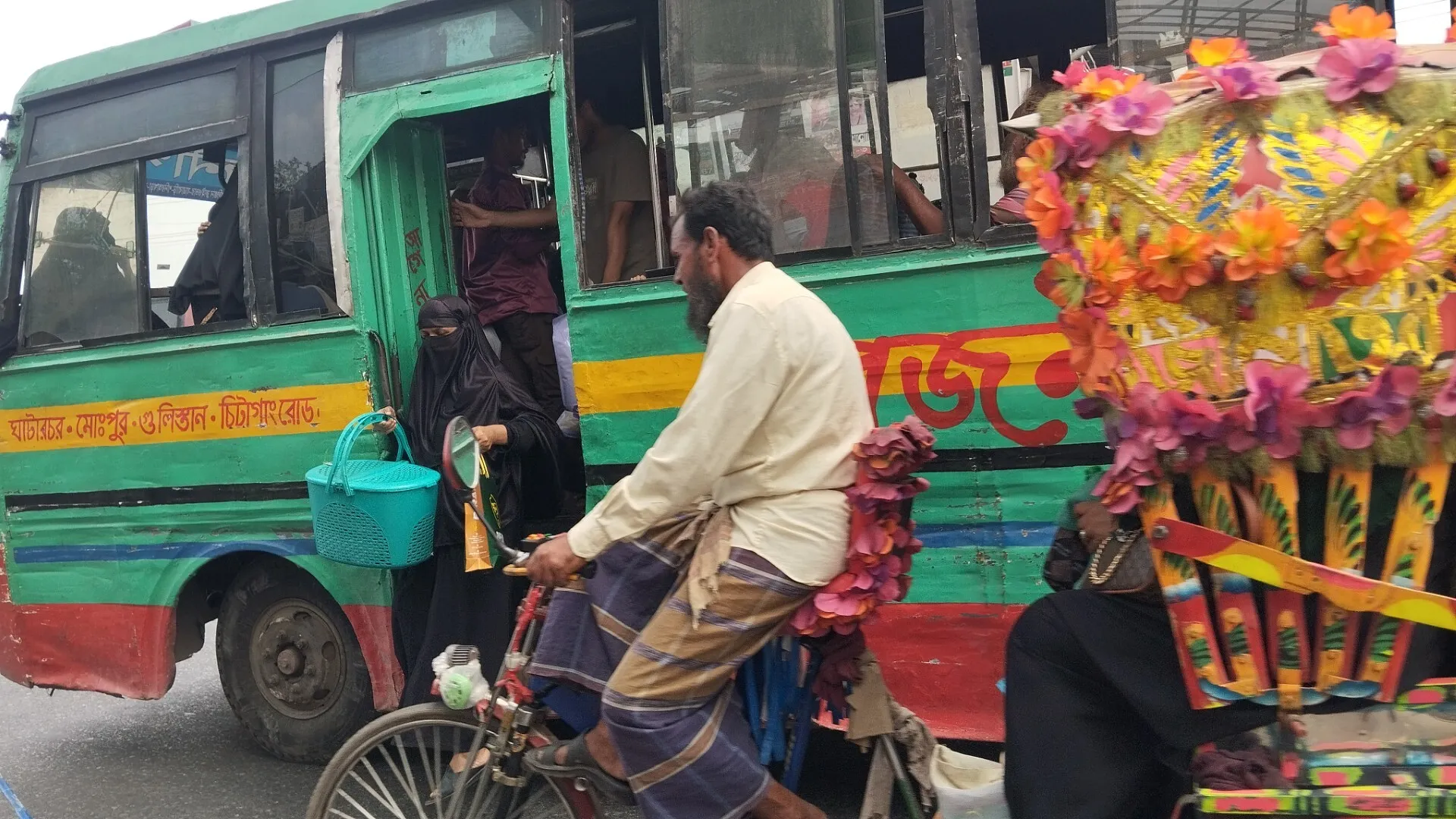 ঘোষণা ছাড়াই অতিরিক্ত ভাড়া, ভোগান্তিতে নগরবাসী