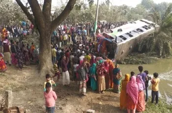 ঝিনাইদহে নিয়ন্ত্রণ হারিয়ে বাস খাদে, আহত ১৫