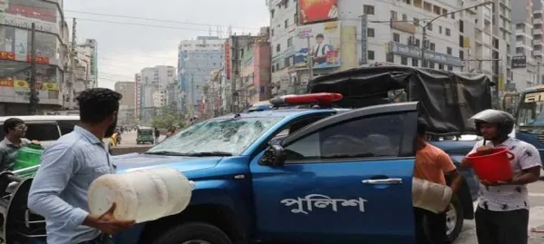 শ্যামলীতে পুলিশের গাড়ি ভাঙচুর ও বাসে আগুন
