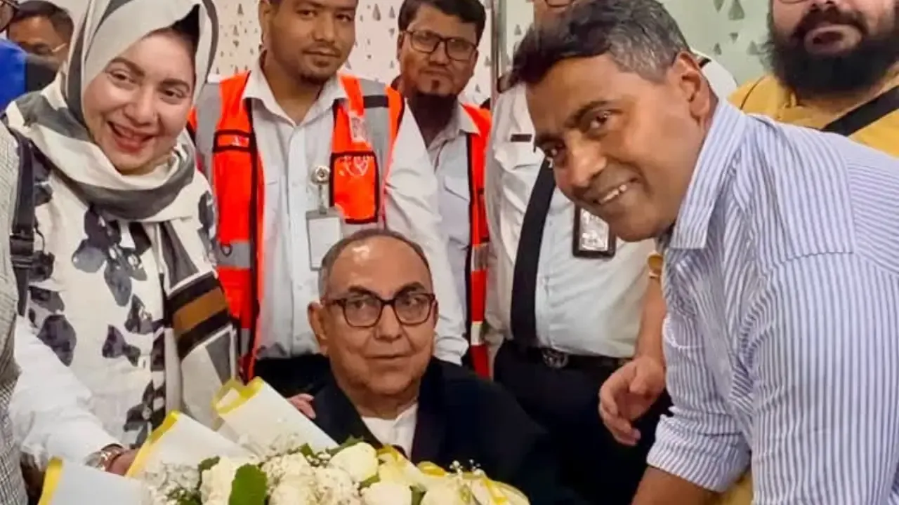 সিঙ্গাপুর-মালয়েশিয়ায় চিকিৎসা শেষে ঢাকায় -সঙ্গে স্ত্রী