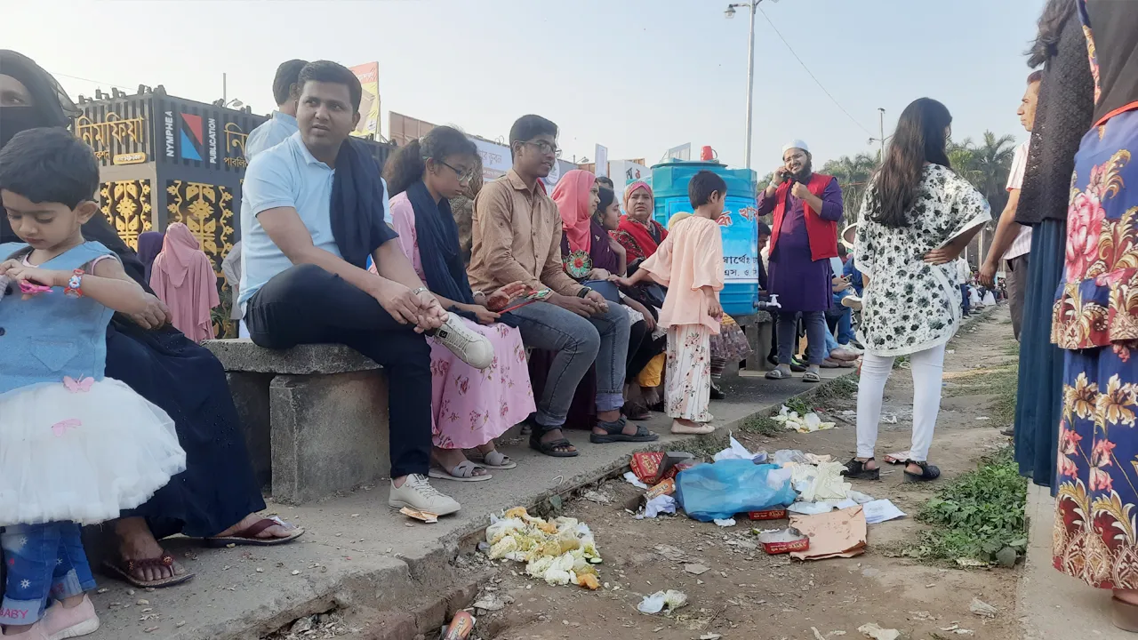 বইমেলায় নেই ডাস্টবিন, যত্রতত্র আবর্জনায় অতিষ্ঠ দর্শনার্থী
