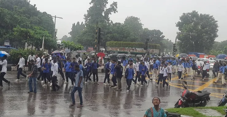 সহপাঠীর মৃত্যু: সড়ক অবরোধ করে শিক্ষার্থীদের বিক্ষোভ