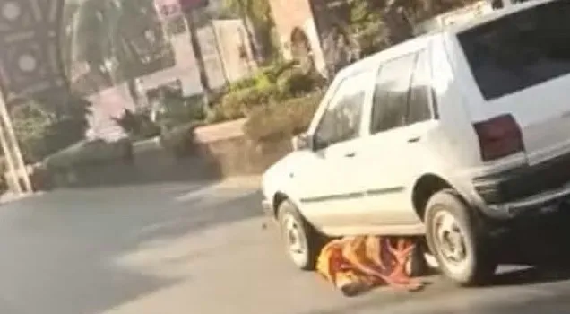 গাড়িটির বাম্পারে নারীকে ছেঁচড়ে নিয়ে গেল এক কিলোমিটার