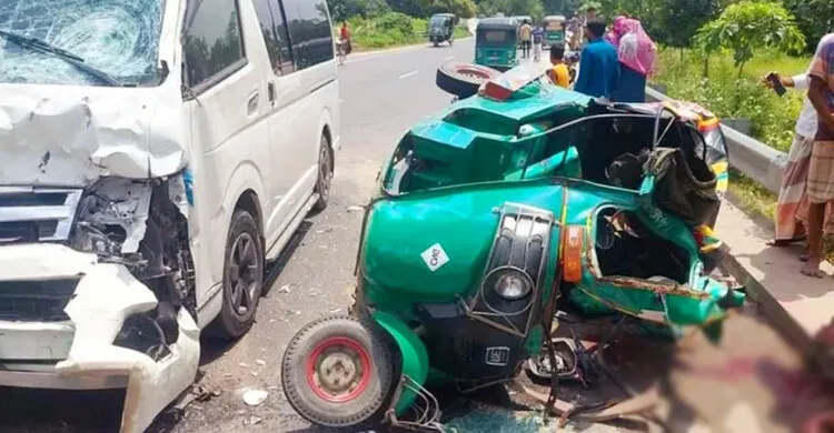 সিরাজগঞ্জে সিএনজি-মাইক্রোবাস মুখোমুখি সংঘর্ষ, নিহত ৫