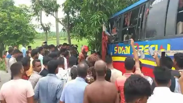 দুই বাসের মুখোমুখি সংঘর্ষে নিহত ৩, আহত ২০