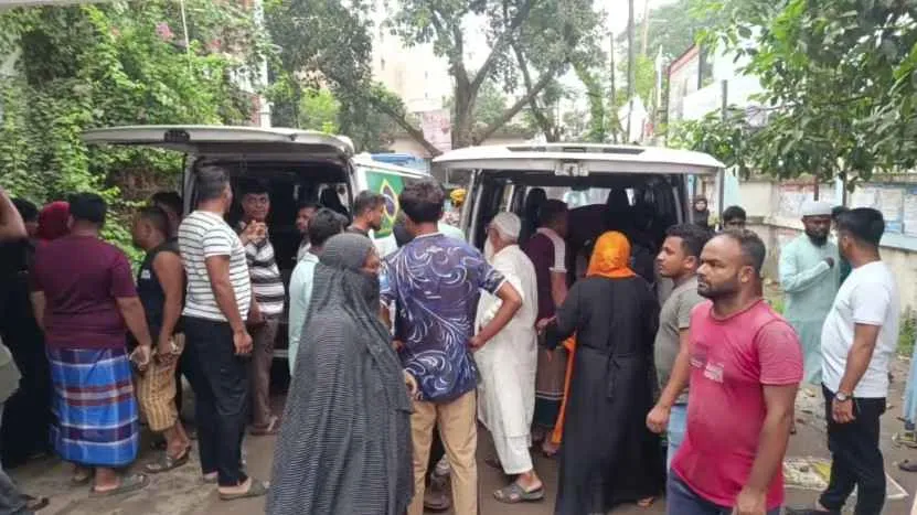 অটোরিকশায় পিকআপের ধাক্কা, মা-ছেলেসহ নিহত ৩
