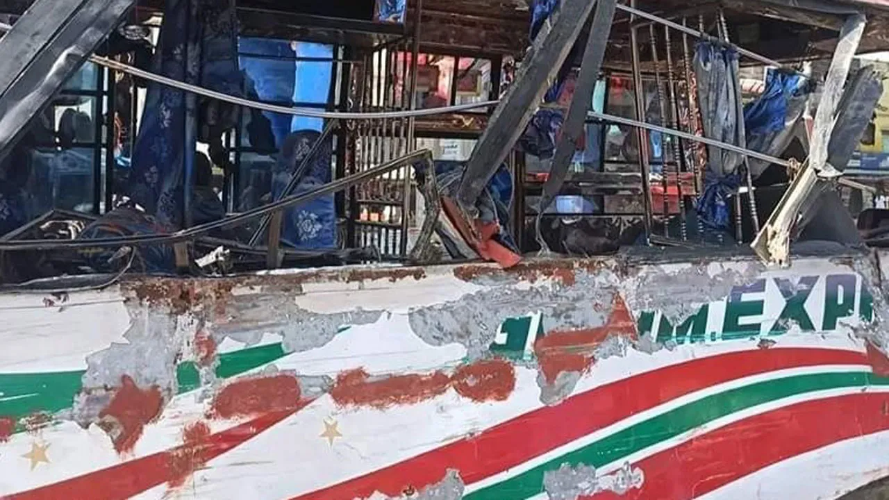 বঙ্গবন্ধু টানেলের পতেঙ্গা প্রান্তের আগে বাস উল্টে নিহত ১