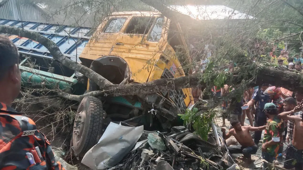 ঝালকাঠিতে ত্রিমুখী সংঘর্ষে নিহত ১২