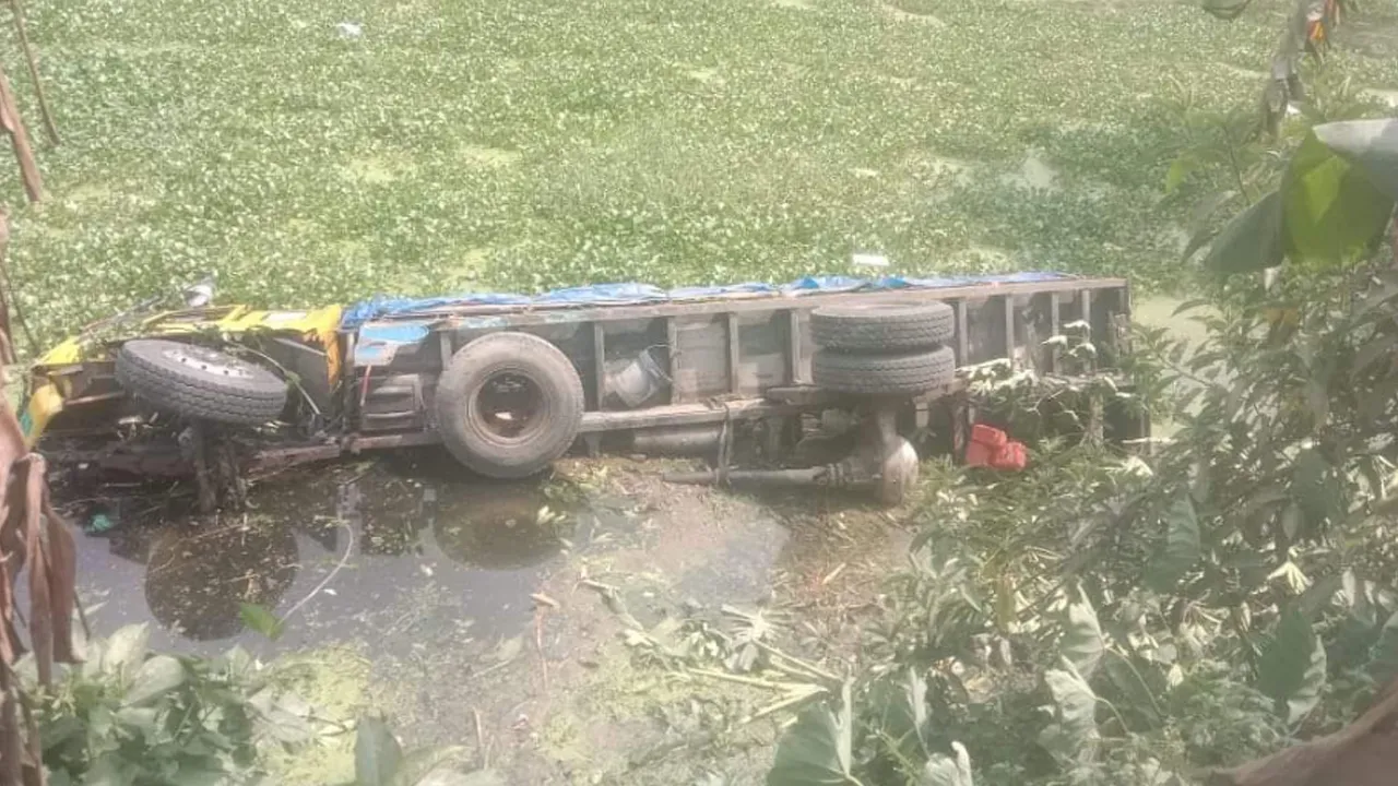 সড়কে ঝরলো ৩ প্রাণ