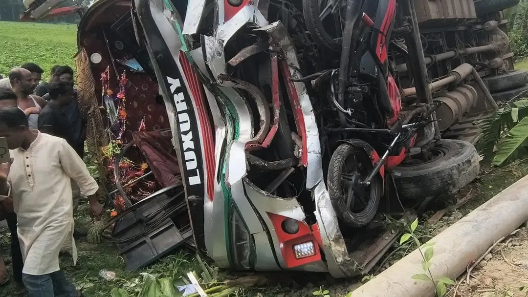 বরিশালে বাস-অটোরিকশা-মোটরসাইকেলের সংঘর্ষে নিহত ১, আহত ১০