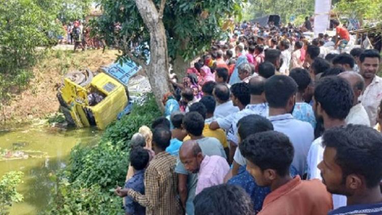 Road accident: 5 dead including 4 teachers in Naogaon