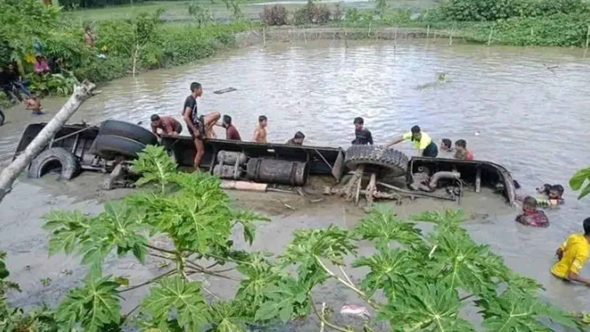 বাসচালকের খামখেয়ালিপনায় ১৭ জন নিহত
