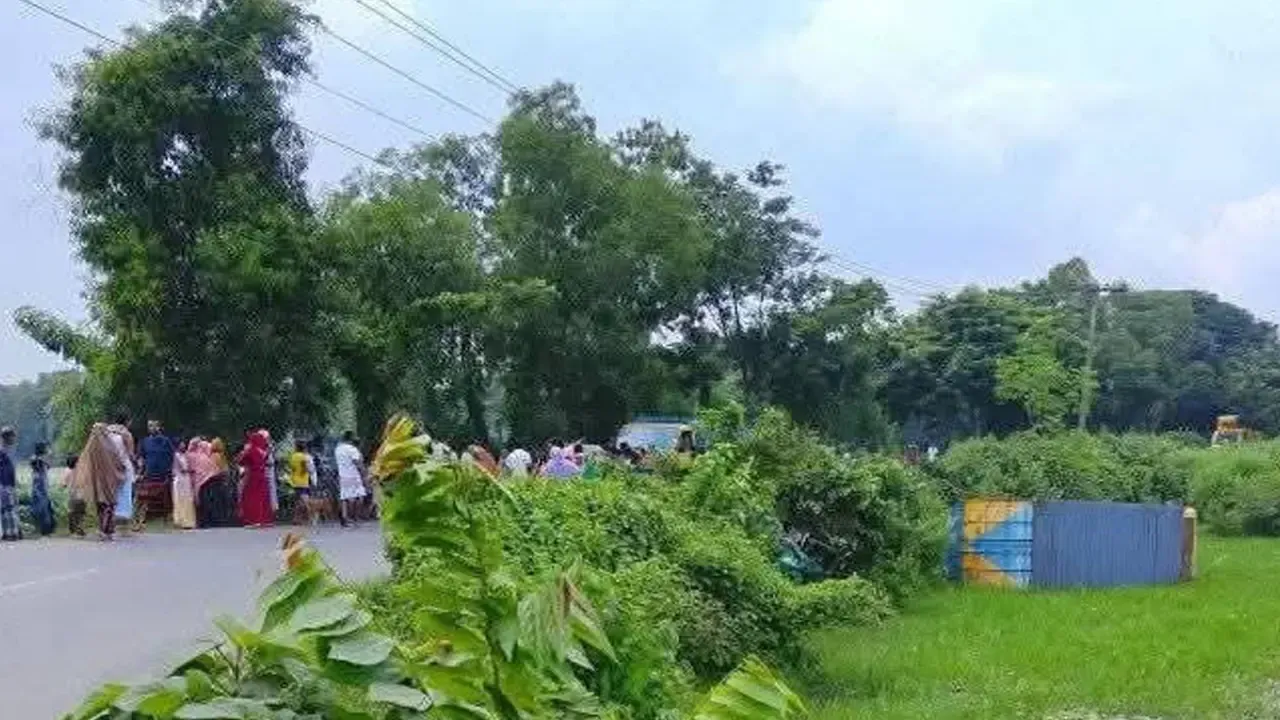 গাজীপুরে সিএনজি-কাভার্ড ভ্যানের মুখোমুখি সংঘর্ষ