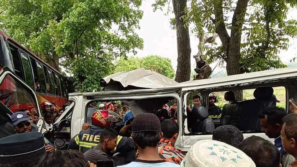 গোপালগঞ্জে বাস-মাইক্রোবাস সংঘর্ষে চার নারীসহ নিহত ৫