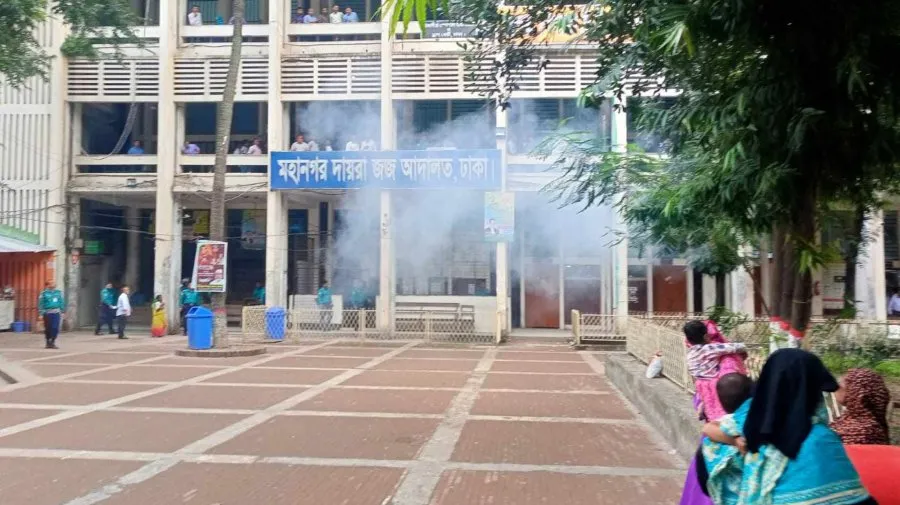 ঢাকা মহানগর আদালত প্রাঙ্গণে ককটেল বিস্ফোরণ