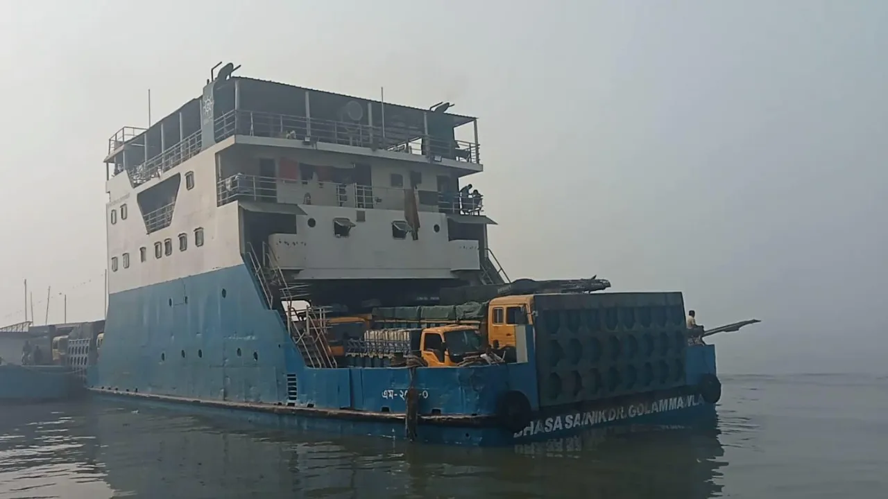 ৬ ঘণ্টা পর শরীয়তপুর-চাঁদপুর নৌরুটে ফেরি চলাচল শুরু