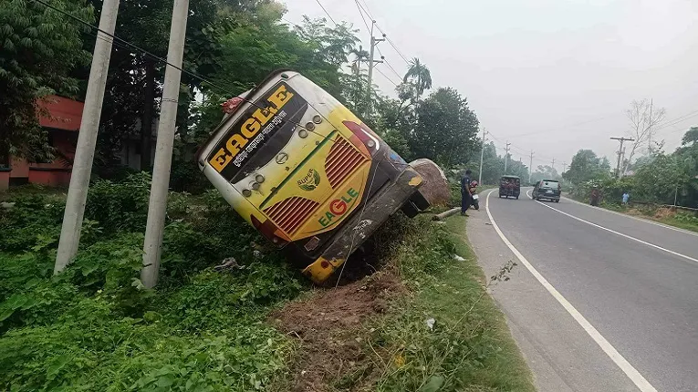যাত্রীবাহী বাসে ভয়াবহ ডাকাতি, নারীকে সংঘবদ্ধ ধর্ষণ