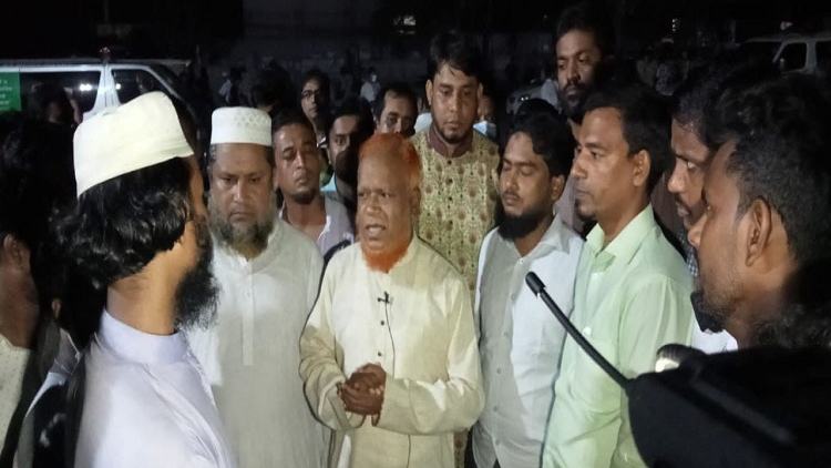 Jamaat Dhaka City South ameer meets relatives of Chowkbazar fire victims