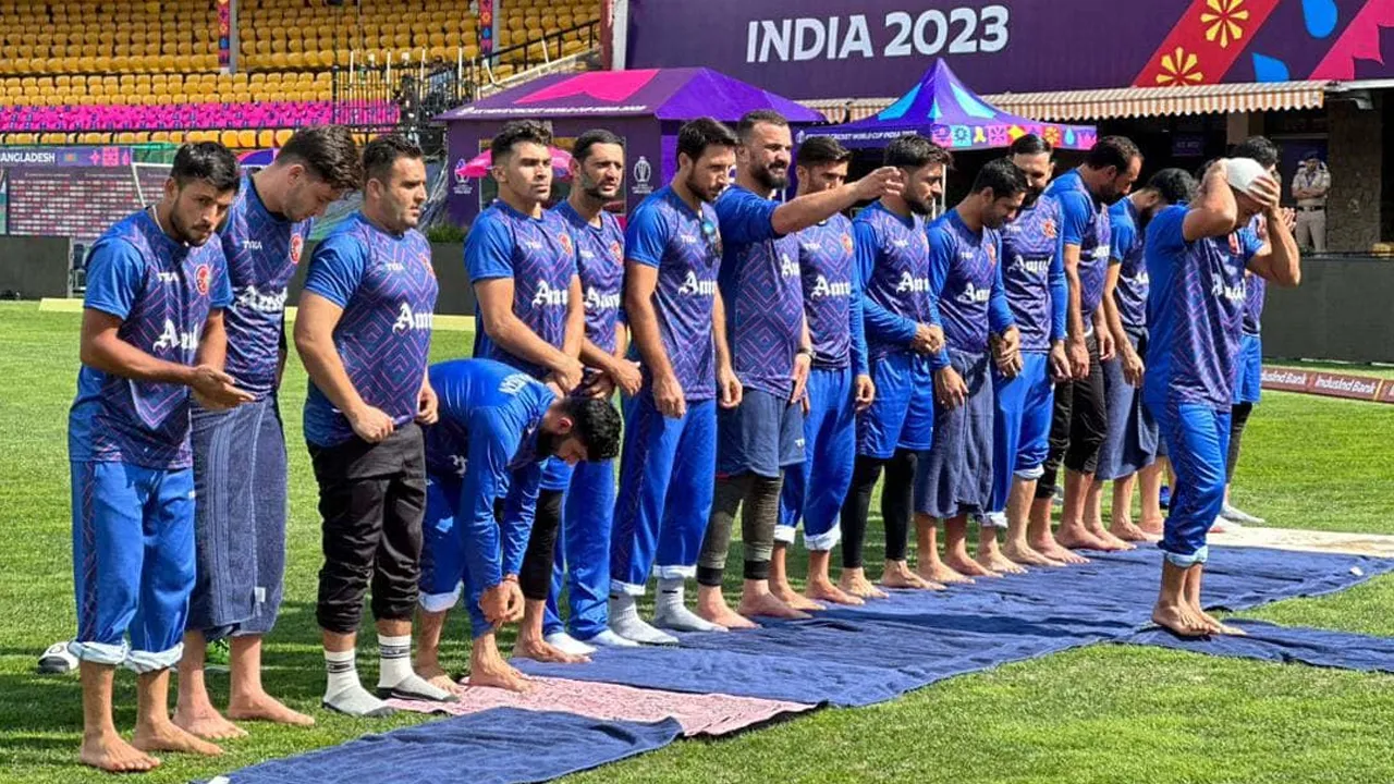 খেলায় ব্যস্ততায়ও নামাজ ভুললেন না আফগান ক্রিকেটাররা