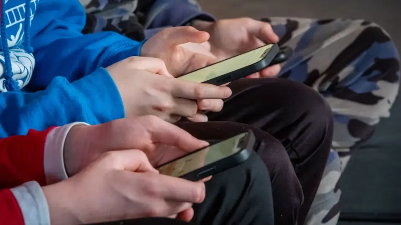 শিশু সুরক্ষায় নতুন অ্যাপ-বয়স যাচাই বাধ্যতামূলক