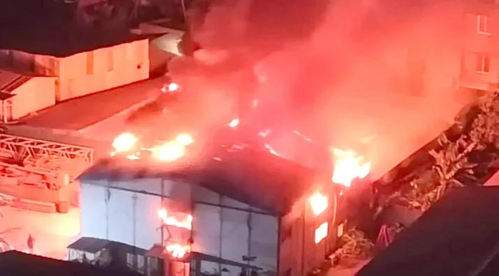 বাড্ডায় আগুন, নিয়ন্ত্রণে কাজ করছে ফায়ার সার্ভিস