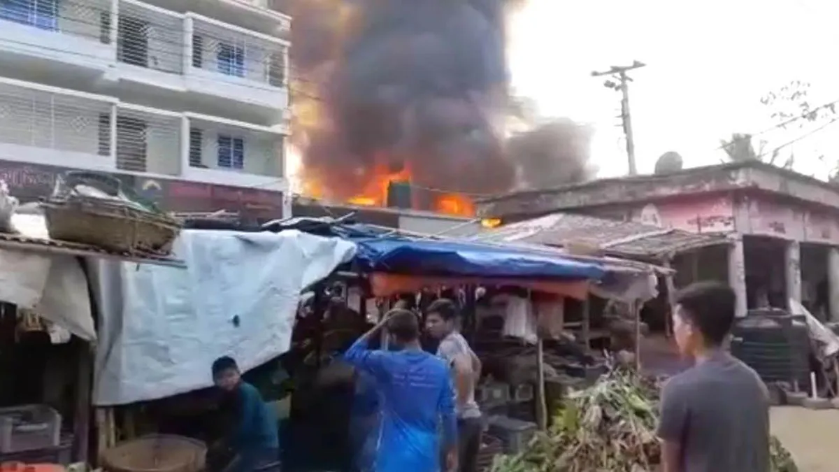 বান্দরবানের থান‌চি বাজারে আগুনে পুড়ে ছাই ৫০ দোকান