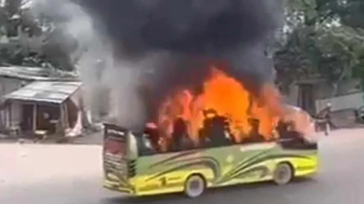 মাতুয়াইলে যাত্রীবাহী বাসে আগুন, নিয়ন্ত্রণে ২ ইউনিট