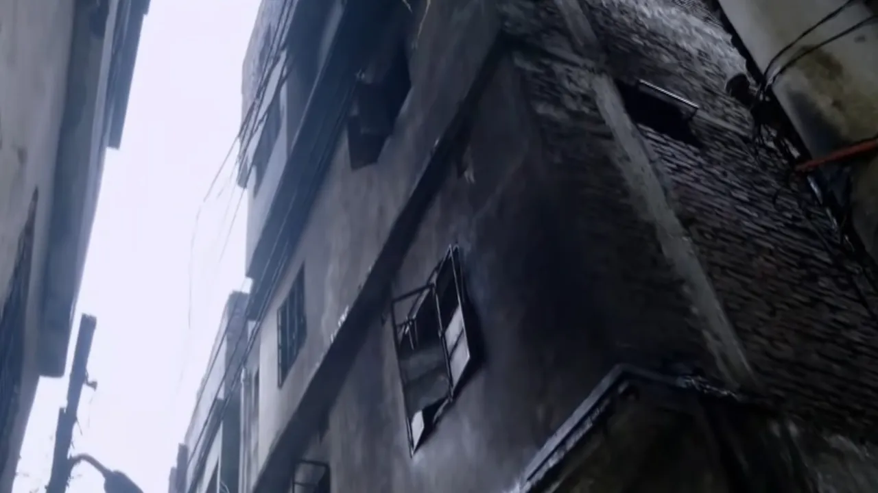 এলিফ্যান্ট রোডে আবাসিক ভবনে আগুন, ৪ ইউনিটের চেষ্টায় নিয়ন্ত্রণে