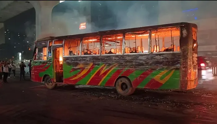রাজধানীতে দুই বাসে আগুন