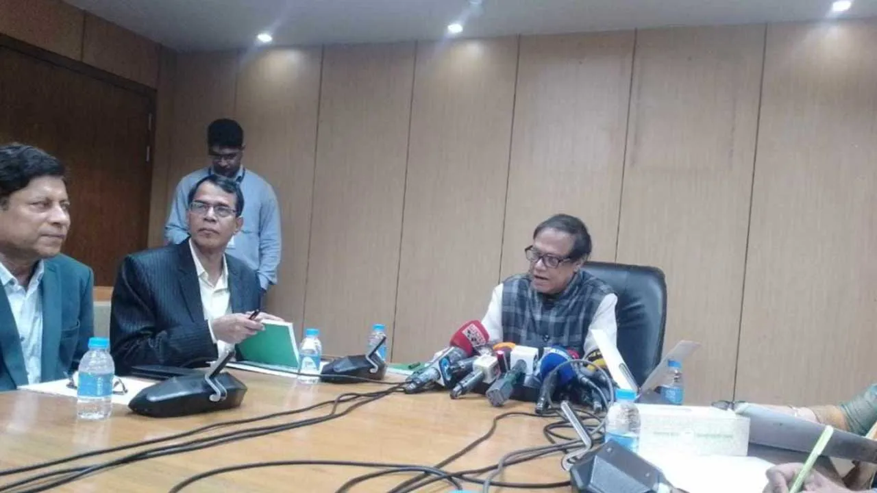 দেউলিয়া হওয়ার পথে ১০ ব্যাংক : গভর্নর