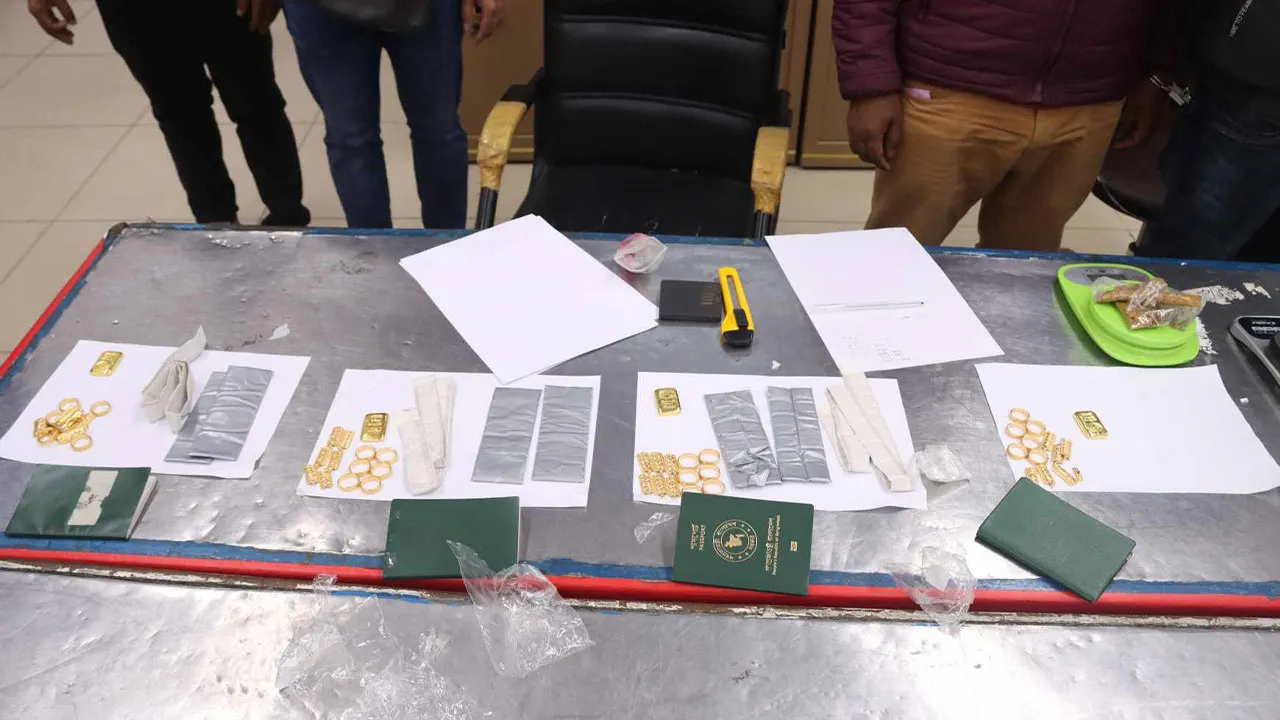 চার বিমানযাত্রীর কাছে মিলল ২ কেজি সোনার বার ও পাউডার