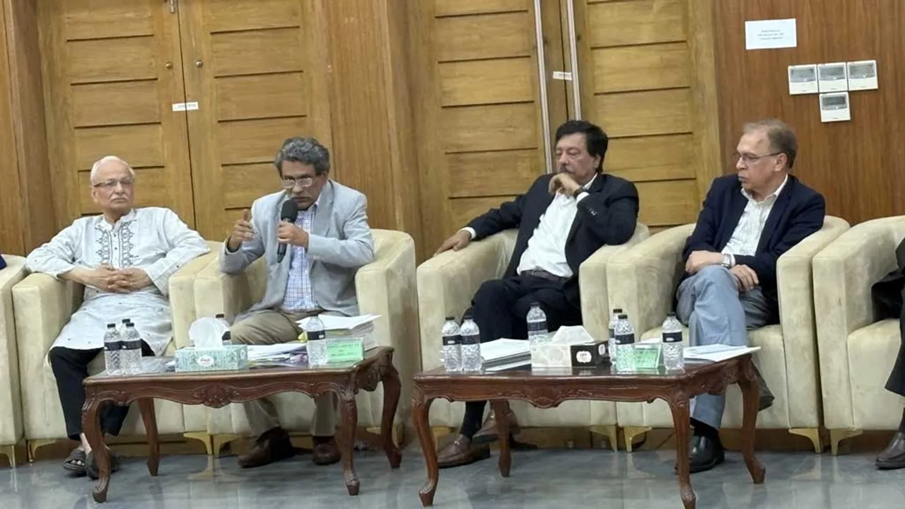 বিশেষজ্ঞ ও রাজনীতিকদের মতামত সমন্বয় করে সরকারকে জানাবে কমিশন