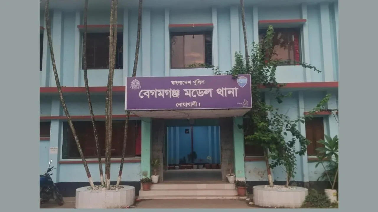 নোয়াখালীতে আলমারি খুলতেই বিষাক্ত সাপের দংশন
