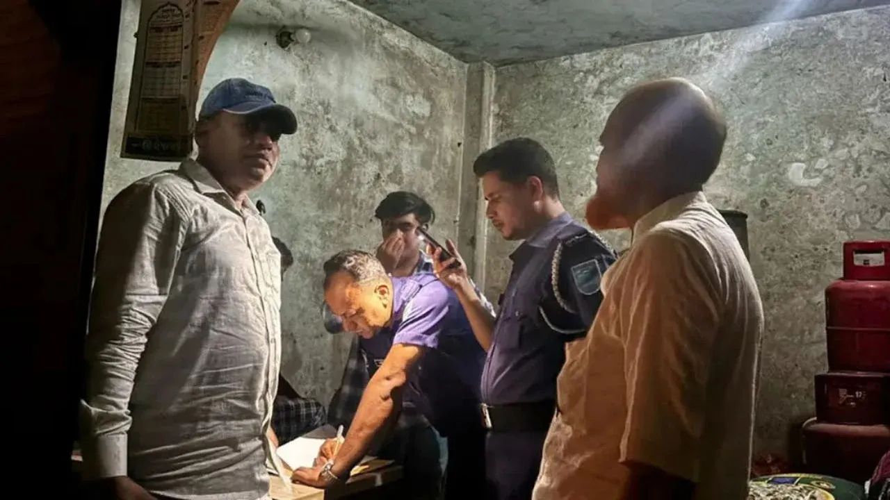 ক্রেতা সেজে ওসি আটক করলেন তেল মজুতকারীকে