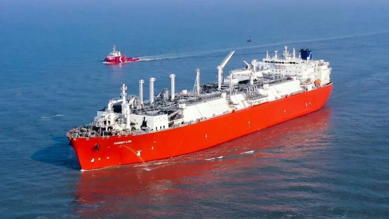 ৫১ হাজার টন জ্বালানি নিয়ে দুটি জাহাজ আসবে আগামীকাল