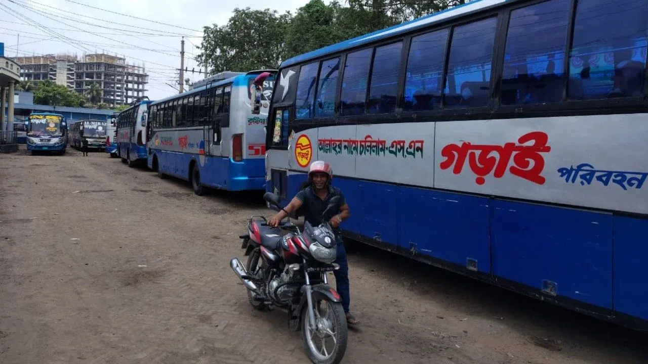 কুষ্টিয়ায় অনির্দিষ্টকালের জন্য বাস চলাচল বন্ধ