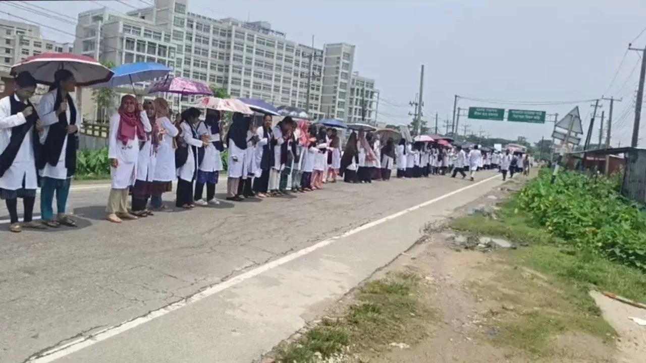 সুনামগঞ্জে মেডিকেল চালুর দাবিতে মহাসড়ক অবরোধ