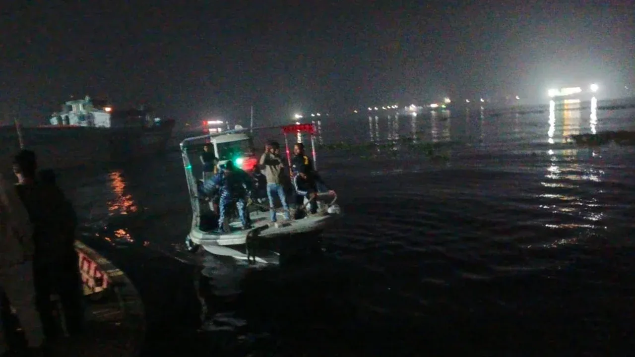 ফেরি থেকে ট্রাকসহ ৫ যানবাহন নদীতে, ৩ লাশ উদ্ধার