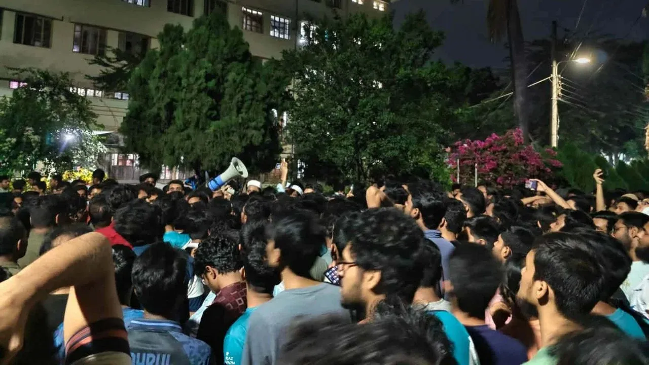 রুয়েটে জিয়া হলে ছাত্রদল ও সাধারণ শিক্ষার্থীরা মুখোমুখি অবস্থানে