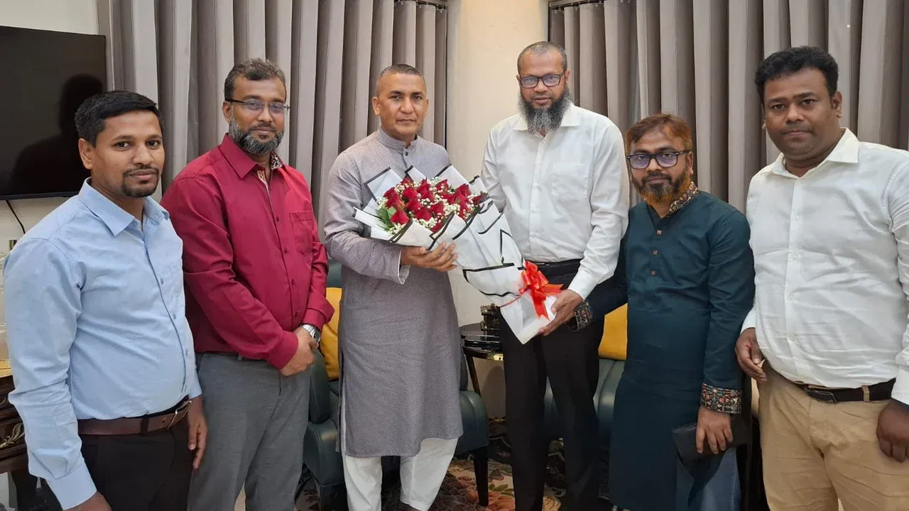 রিজেন্ট বোর্ড সদস্যের সঙ্গে পবিপ্রবি উপাচার্যের সৌজন্য সাক্ষাৎ