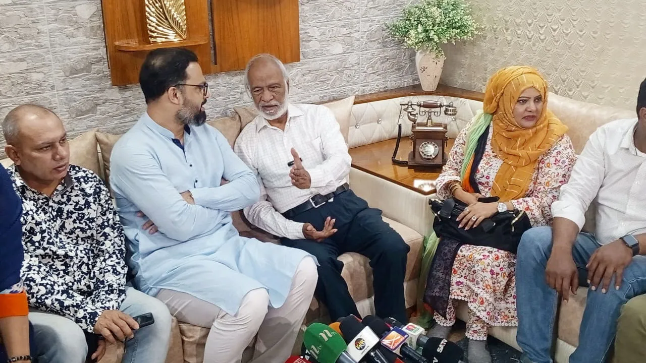 বিএনপি বিদেশিদের সঙ্গে কথা বললে অপরাধ কী, মঈনের প্রশ্ন