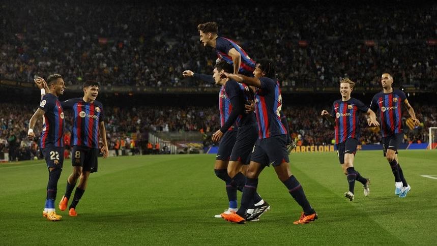 Barca thrash Betis to stay ahead of rampant Madrid