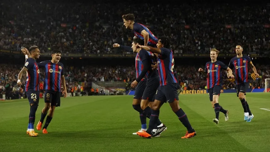 Barca thrash Betis to stay ahead of rampant Madrid