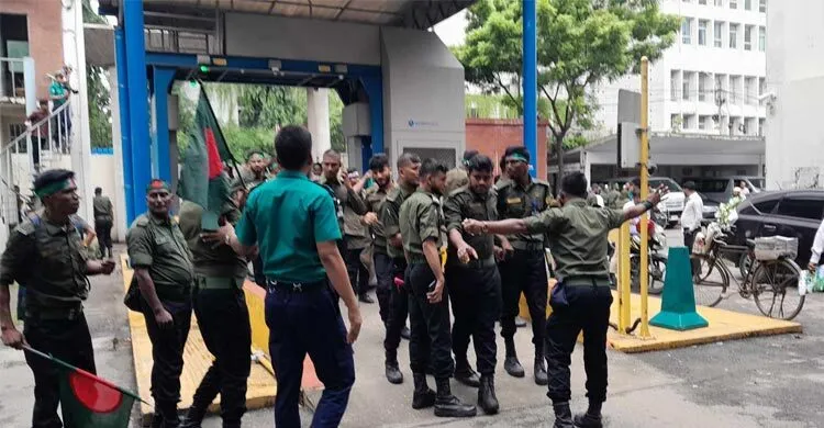 সচিবালয়ে ঢুকে পড়েছেন আনসারদের একাংশ