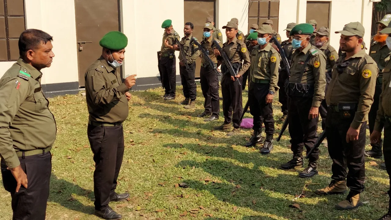 পুলিশের সহায়তায় ১০ হাজার আনসার মোতায়েনের নির্দেশ