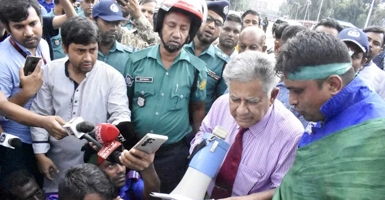 গ্রাম পুলিশের চাকরি জাতীয়করণের দাবি, স্বরাষ্ট্র উপদেষ্টার আশ্বাস