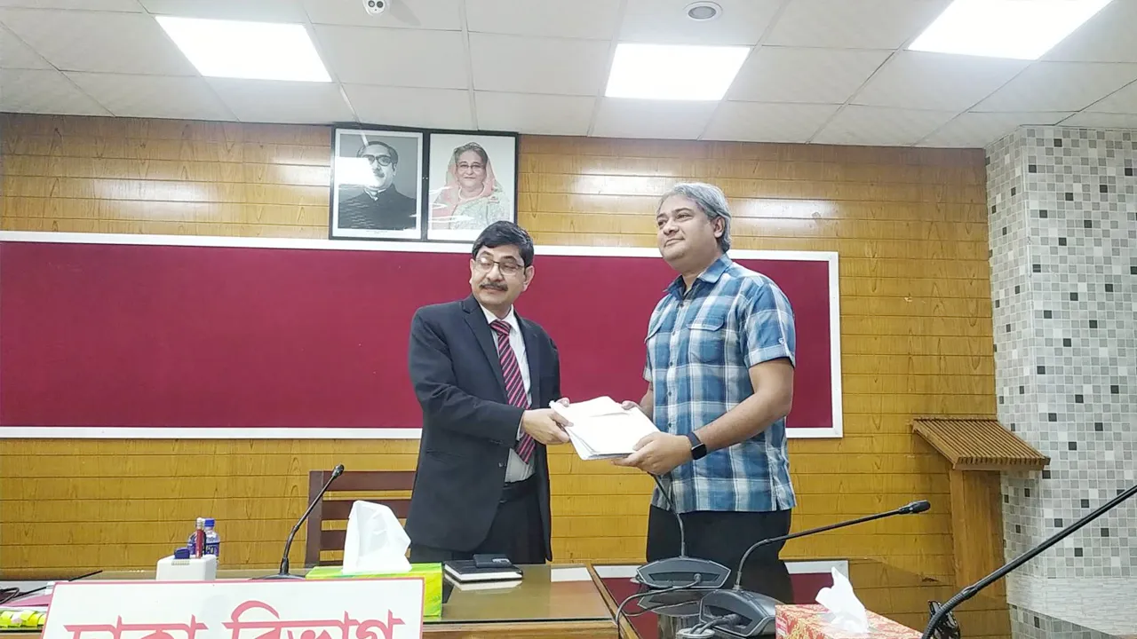 রিটার্নিং কর্মকর্তার কাছ থেকে মনোনয়ন ফরম নিলেন আরাফাত