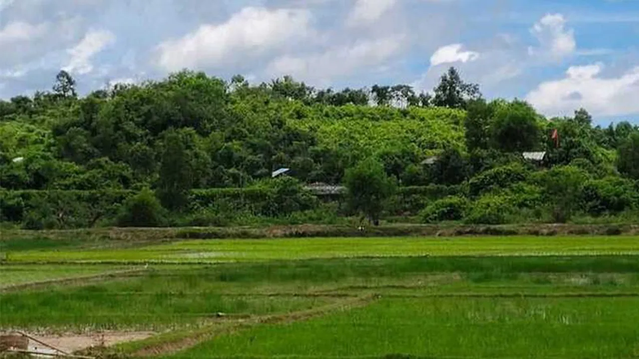 সীমান্তে থেমে থেমে গুলির শব্দে আতঙ্কে স্থানীয়রা