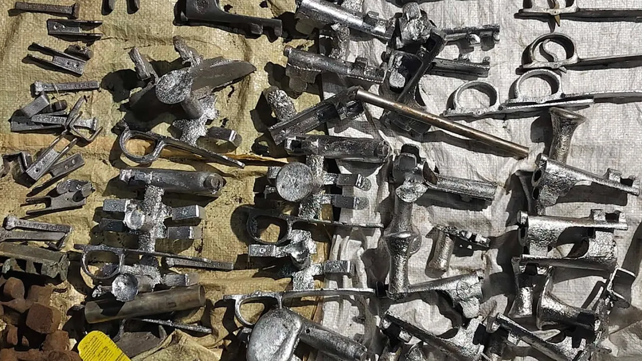 খুলনায় অস্ত্র তৈরির কারখানার সন্ধান, আটক ৩