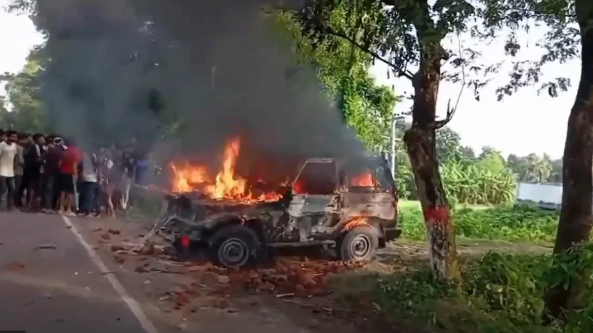 গোপালগঞ্জে সেনাবাহিনীর গাড়িতে ভাঙচুর-আগুন